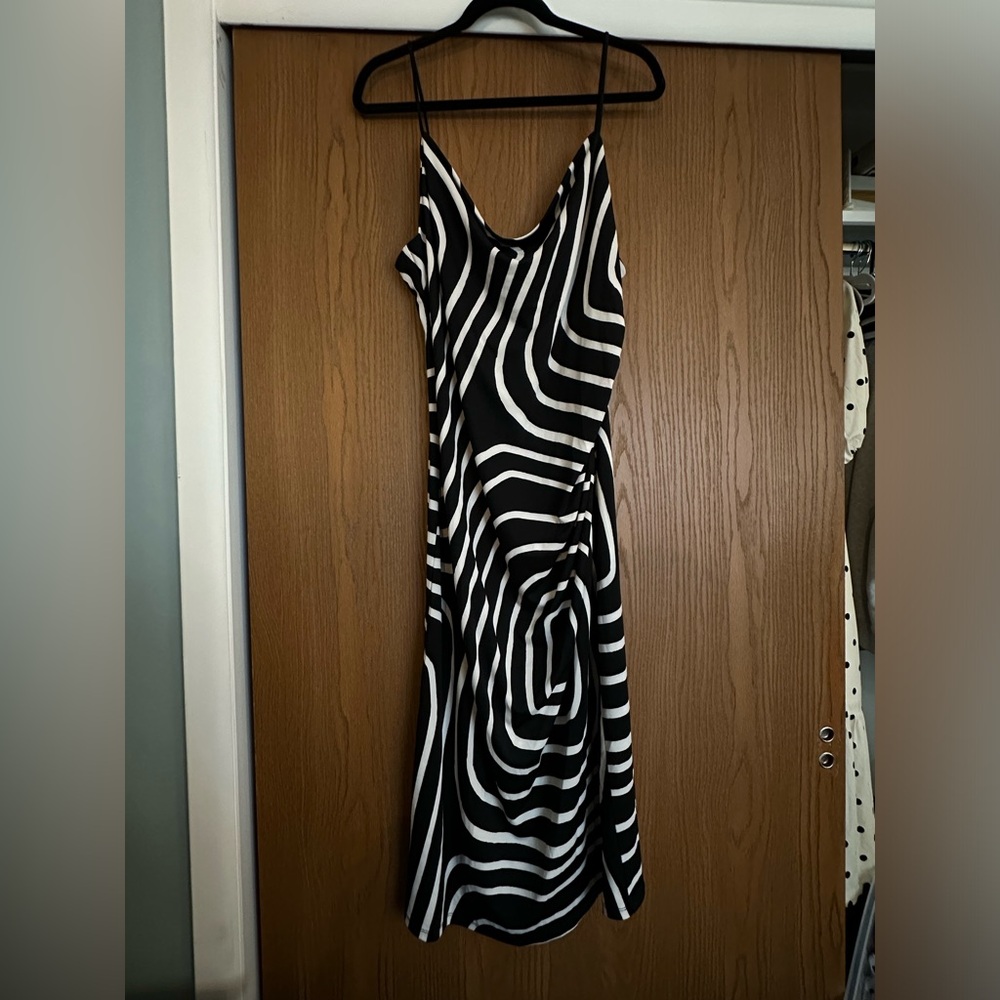 ✨ H&M Black & White Abstract Slip Dress ✨
| NWT | Very Stretchy and forgiving XL